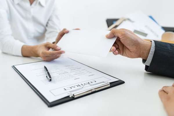 Quel est le montant moyen de la rémunération d'un consultant SEO senior travaillant pour une boutique en ligne ?