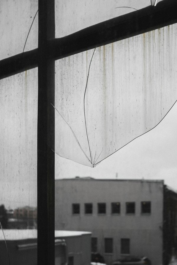 Que faire en cas de vitre cassée à la maison ?