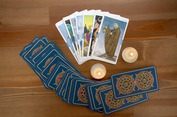 Le tarot comme outil de voyance : Symbolisme et interprétation des cartes